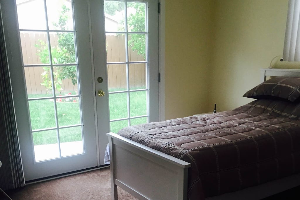 https://ahomeformama.com/wp-content/uploads/2023/10/good-life-senior-living-inc.-reseda1-7.jpg