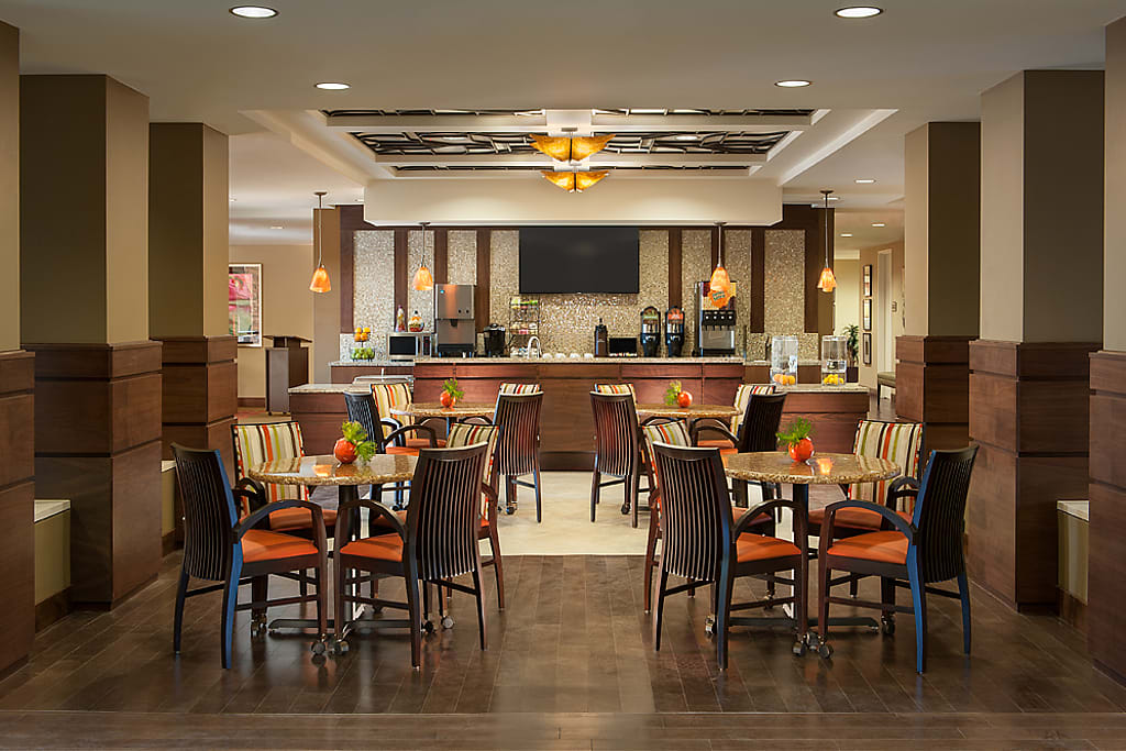 https://ahomeformama.com/wp-content/uploads/2023/10/morningstar-assisted-living-and-memory-care-at-arcadia-phoenix-communal-kitchen.jpg