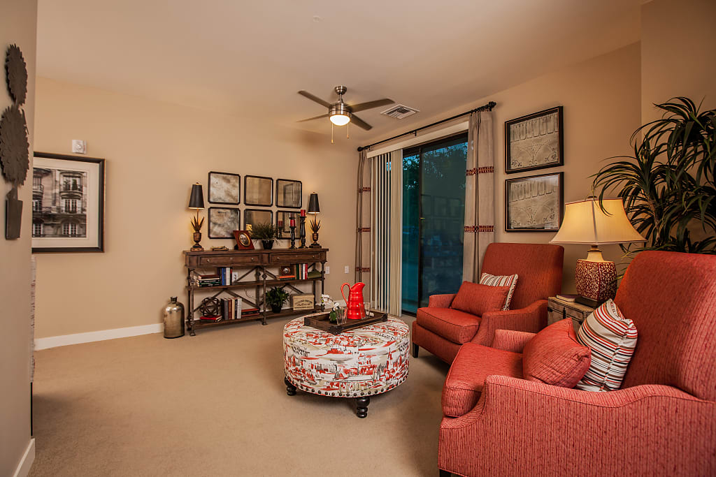 https://ahomeformama.com/wp-content/uploads/2023/10/morningstar-assisted-living-and-memory-care-at-arcadia-phoenix-in-unit-seating-area.jpg
