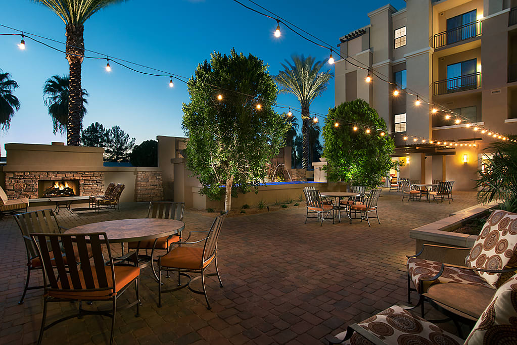https://ahomeformama.com/wp-content/uploads/2023/10/morningstar-assisted-living-and-memory-care-at-arcadia-phoenix-patio.jpg